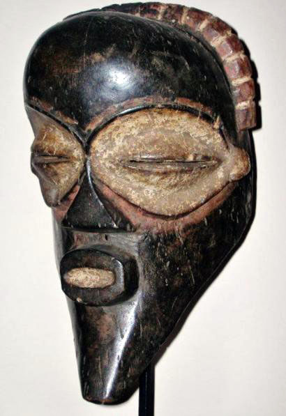 Masque facial anthropomorphe de danse  Peuple MBANGANI  RDC ex-Zaïre  Bois  Dimension 34,5 cm
